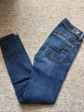 Slim Dark Blue Jeans with Subtle Fading